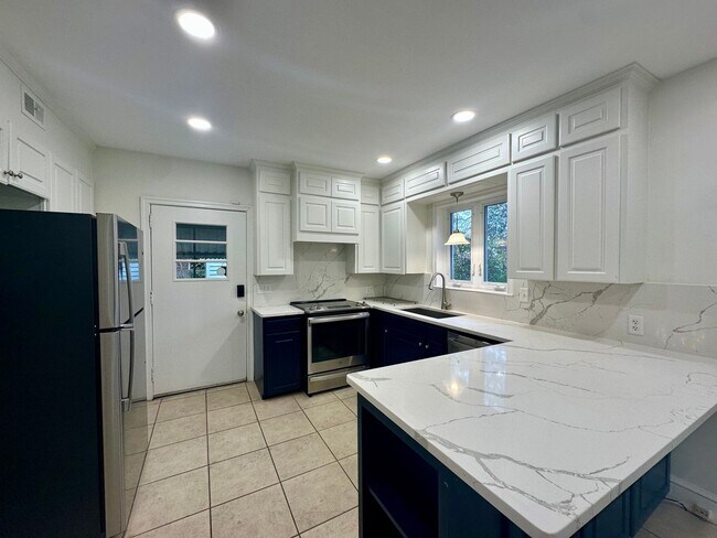 Foto del edificio - Charming 5 Bedroom Home Close to Everything!