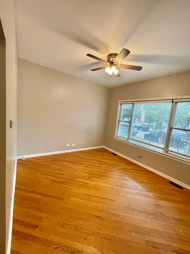 Foto del edificio - 2424 W Cortland St