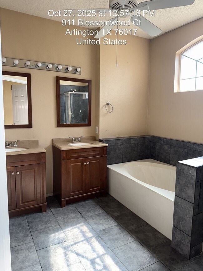 Foto del edificio - 911 Blossomwood Ct