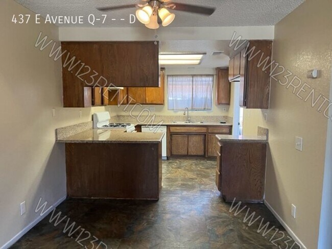 Building Photo - 2BD/ 1.5BTH TOWNHOUSE EAST PALMDALE