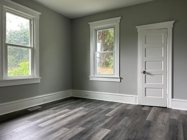 Foto del edificio - Beautifully Renovated 2-Bedroom House Featuring Extra Attic Storage
