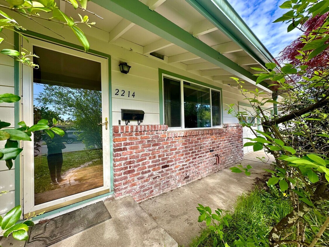 Foto principal - 3 bedroom, single level, 3-car garage spac...