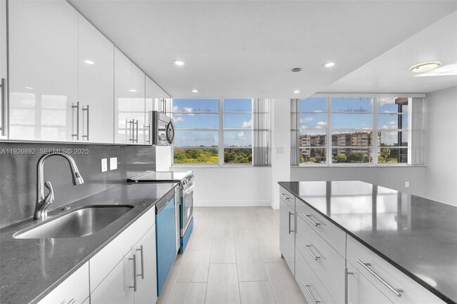 Foto del edificio - 1000 St Charles Pl