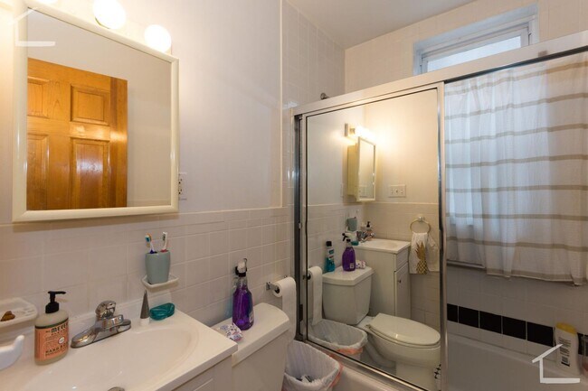 Foto del edificio - Massive Unit Steps from BU Main campus, La...