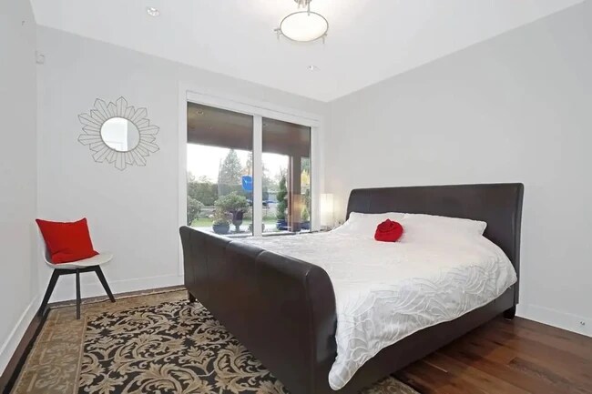 Building Photo - 2449 Kings Av