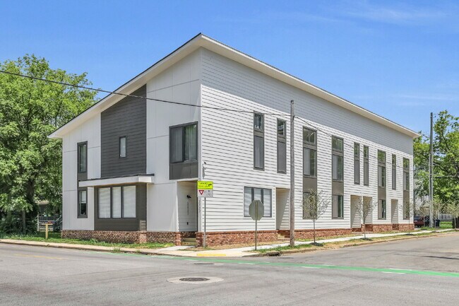 Foto del edificio - Brand-New Townhome Just Minutes from Downt...