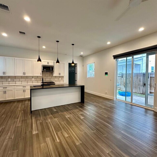 Foto del edificio - 5417 Blue Bird Ln