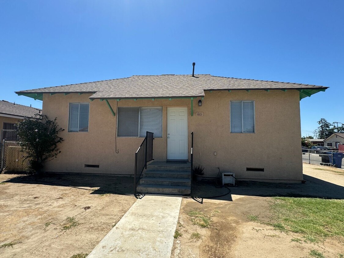 Foto principal - Cozy home in Wasco awaits your arrival! - ...