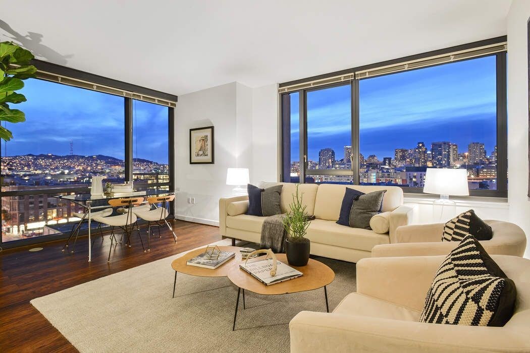 Living Room with Panoramic City View - 300 King St