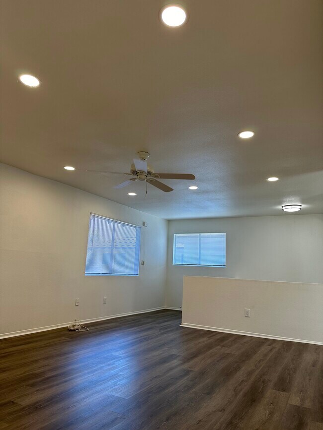 Living room - 616 S Fashion Park St