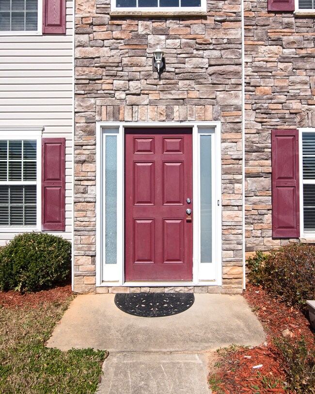 Building Photo - Spacious 4 Bedroom!!