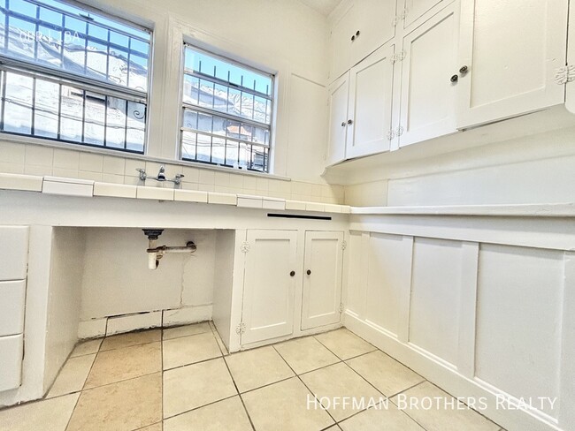 Building Photo - 2720 W 54th St