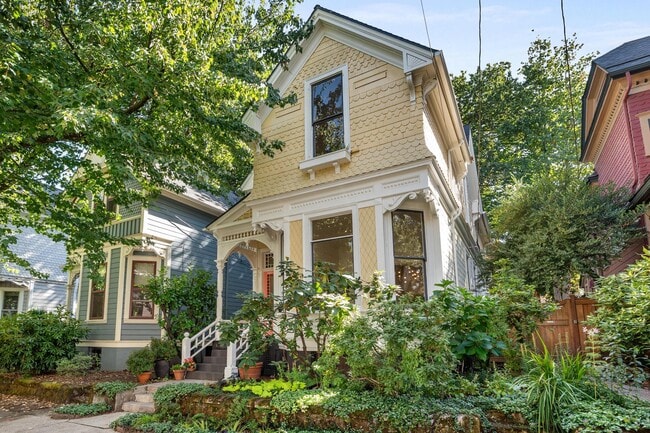 Building Photo - 1720 NW Hoyt St