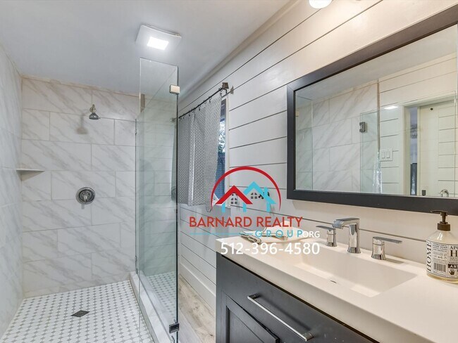 Building Photo - Available Mid July: Studio in Historic District