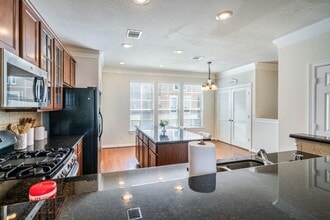 Building Photo - 3210 Clearview Cir