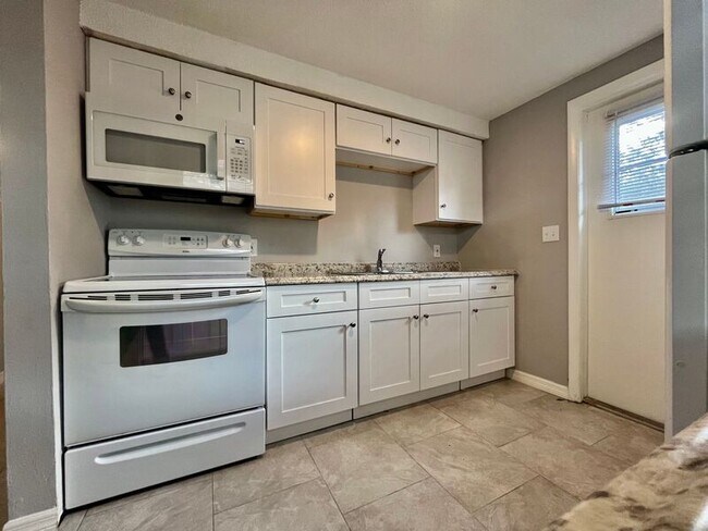 Building Photo - 5307 Oakwood Ct