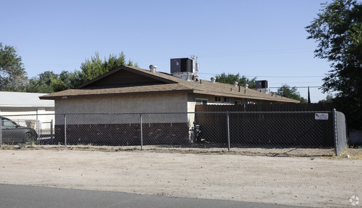Foto del edificio - 16296 Juniper St
