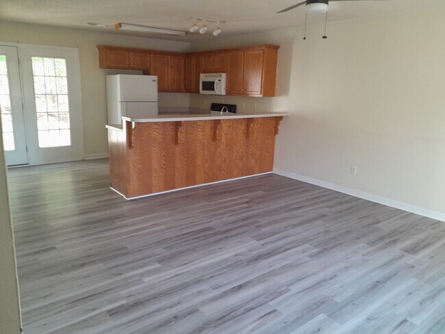 Sala de estar/cocina de planta abierta con acceso al patio trasero. - 136 Cedar Ave