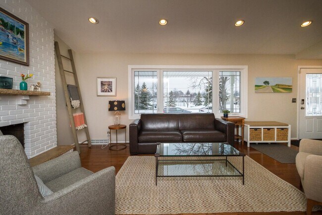 Building Photo - EXCEPTIONAL SIngle Family Home in EDINA!  ...