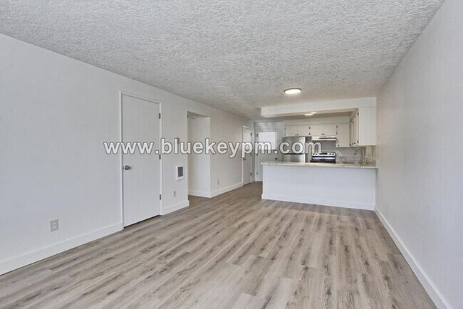 Foto del edificio - 2 Bed, 1 Bath Unit in Battle Ground in a 55+ Complex 2 blocks off Main Street