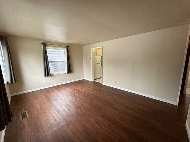 Building Photo - Cozy and Conveniently Located 2 Bed 1 Bath...