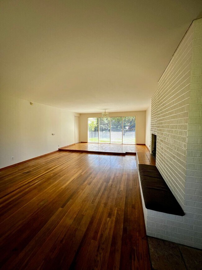Foto del edificio - Non-Refundable & Security Deposit Total: $...