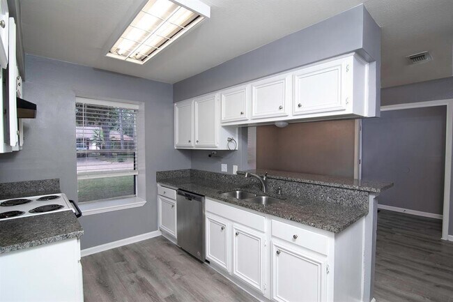 Building Photo - 6927 White Tail Dr