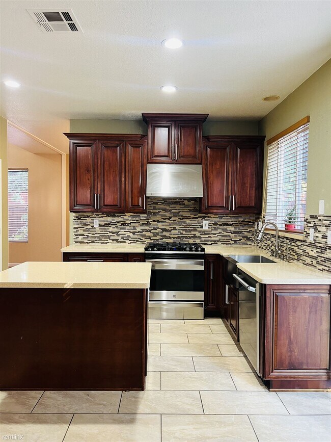 Building Photo - 5 br, 3 bath House - 4512 Peacock Court