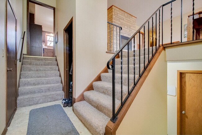 Building Photo - Spacious 6BR House in New Brighton