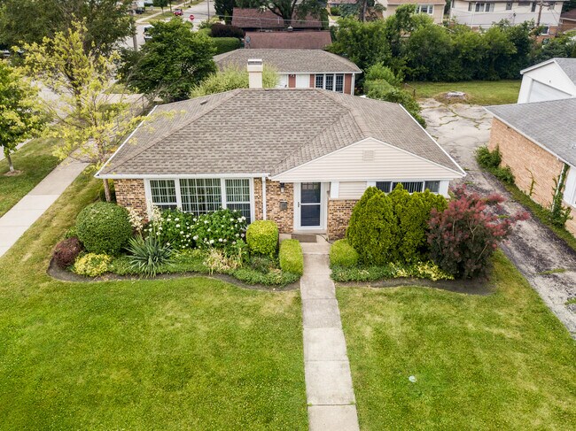 Building Photo - 990 W Villa Dr