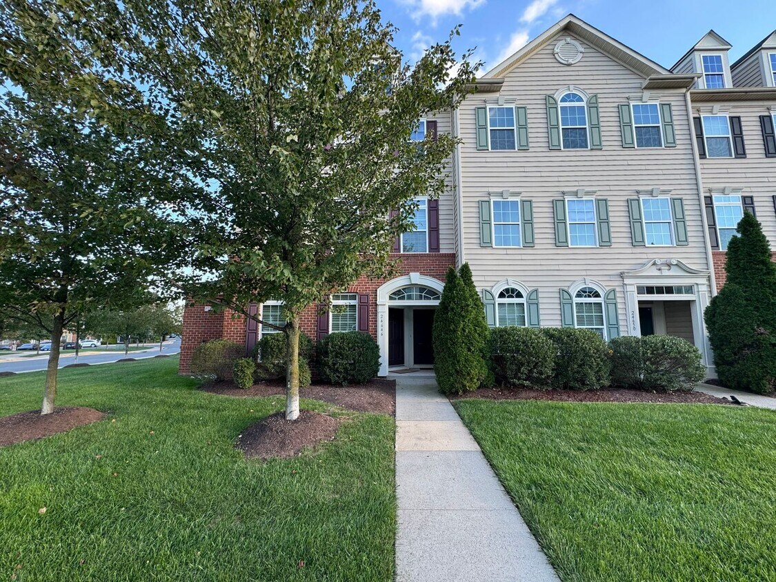 Gorgeous 2 Bed 2 Bath End-Unit Townhome In... - Gorgeous 2 Bed 2 Bath End-Unit Townhome In...
