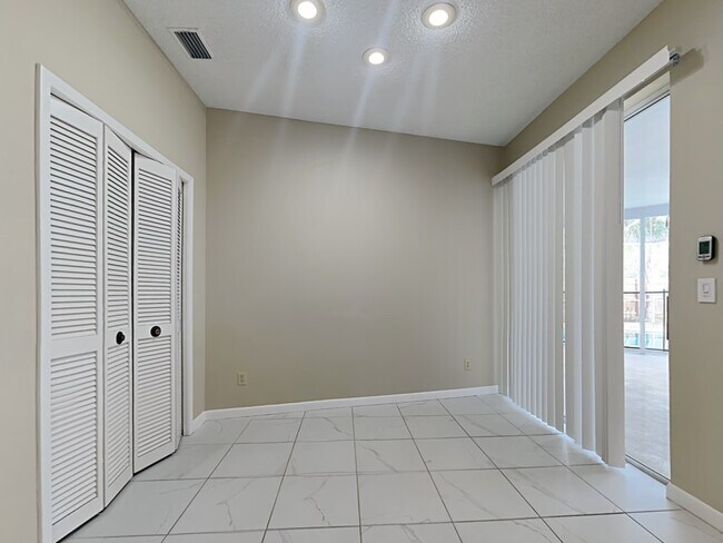 Foto del edificio - 9421 Larkbunting Dr