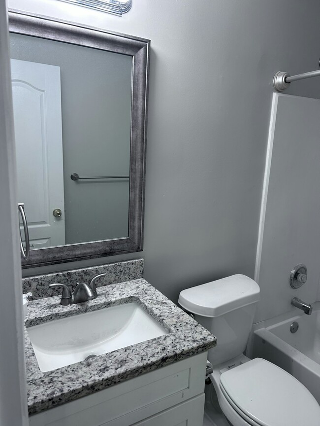 Building Photo - 5428 Peachtree Landing Dr