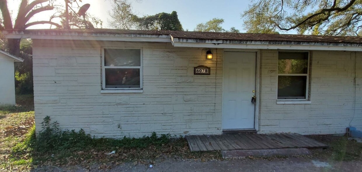 Foto principal - 607 S. 70th St. Unit A-B
