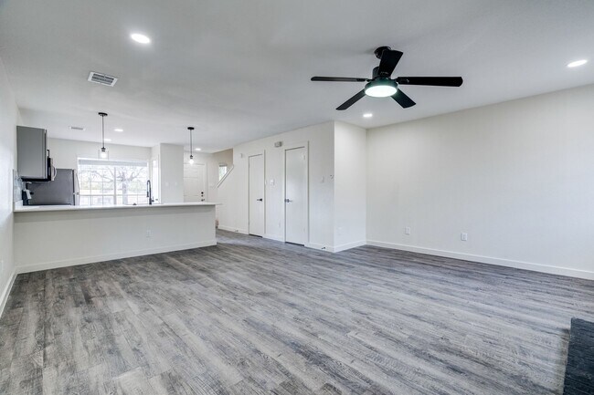 Foto del edificio - RIVER CROSSING ATX - 2BD/2.5BA - TOWNHOUSE - NEAR DOWNTOWN - NEW INTERIOR - $1495