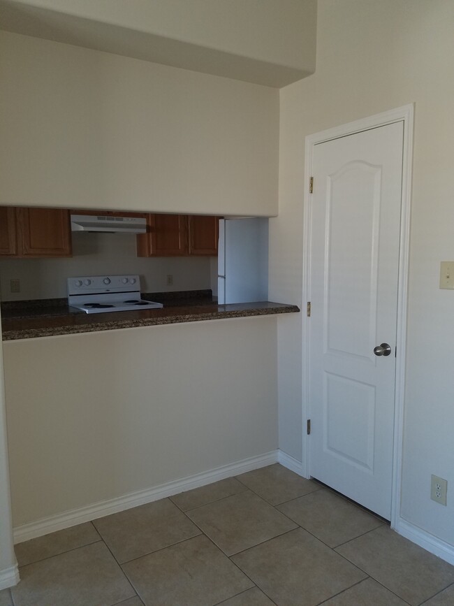 Building Photo - 2720 Camelot Dr