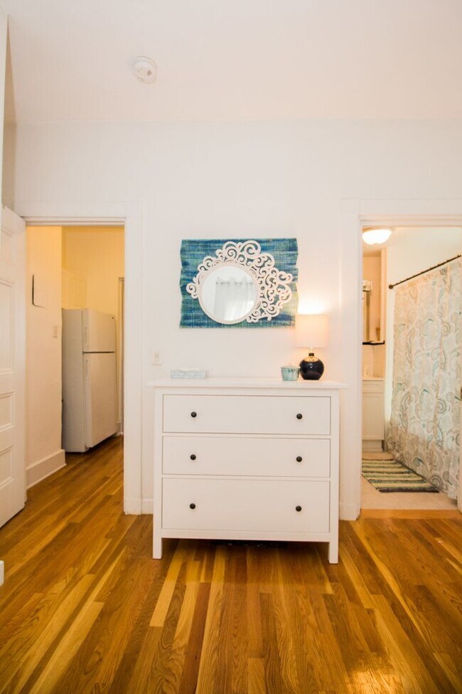 Building Photo - 1Br/1Bth unit! Hot Water included. Great location!