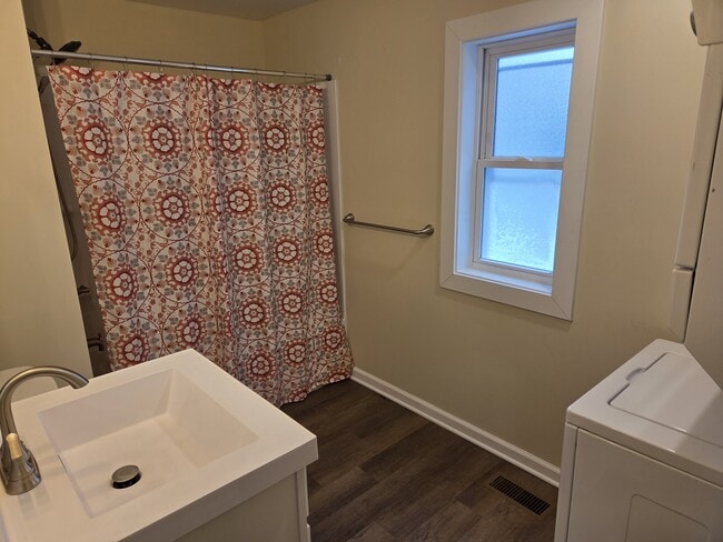 Building Photo - 815 Oakland Dr