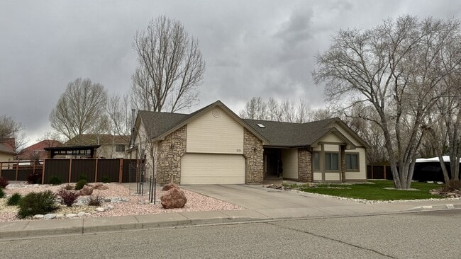 Building Photo - 201 Riverwood Dr