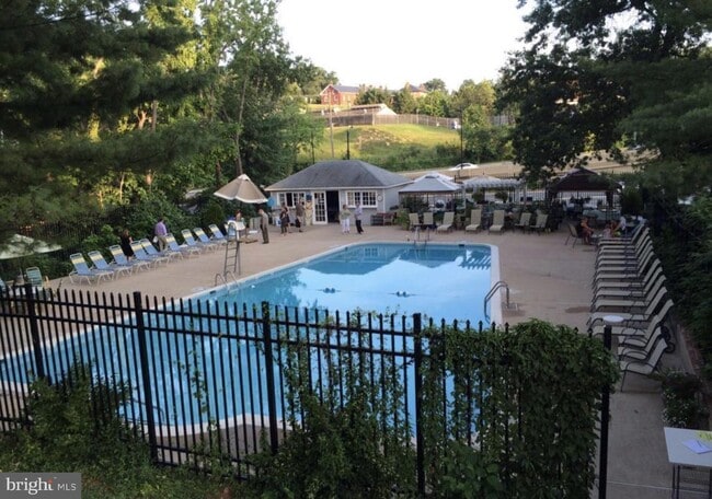 Building Photo - 1210 N Taft St