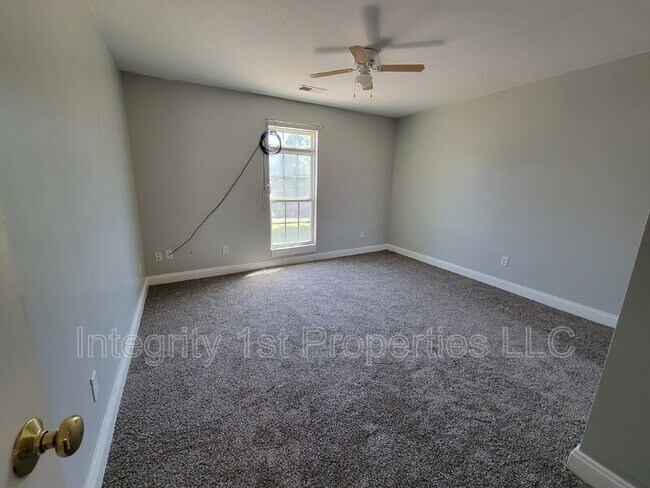 Building Photo - 425 E Broadway Ave