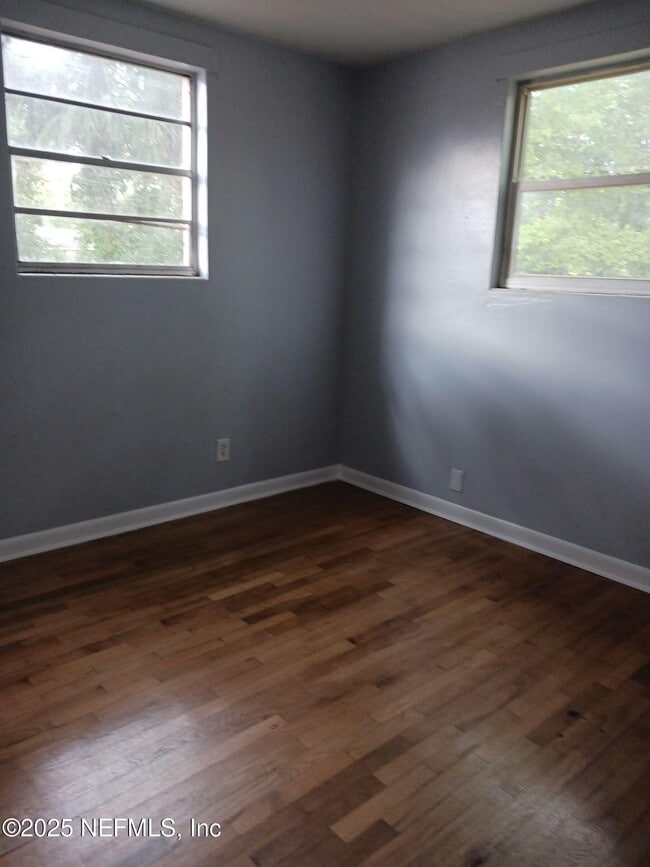 Foto del edificio - 1151 W 25th St