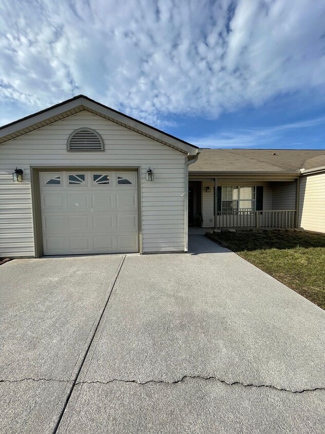 Maryville 37801 - 2 bedroom, 2 bath condo with a 1-car garage & sunroom - Call Tom Parry (865) 60... - Maryville 37801 - 2 bedroom, 2 bath condo with a 1-car garage & sunroom - Call Tom Parry (865) 60...