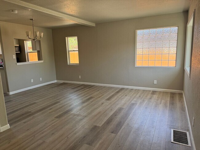 Building Photo - Near the heart of downtown 3 bedroom, 2 ba...
