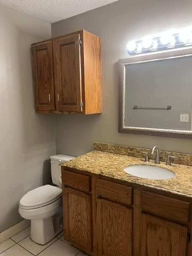 Building Photo - Nice Large One Level/Three Bedroom/Two Bath Home/Split Plan/Oversized 2 Car Side Entry Garage on ...