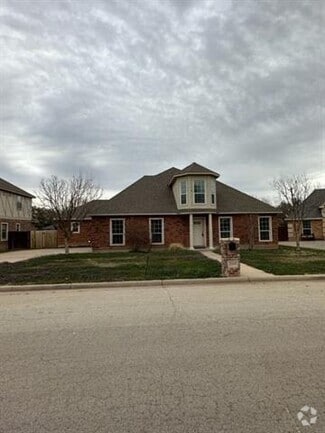 Building Photo - 3310 Silver Oaks Dr