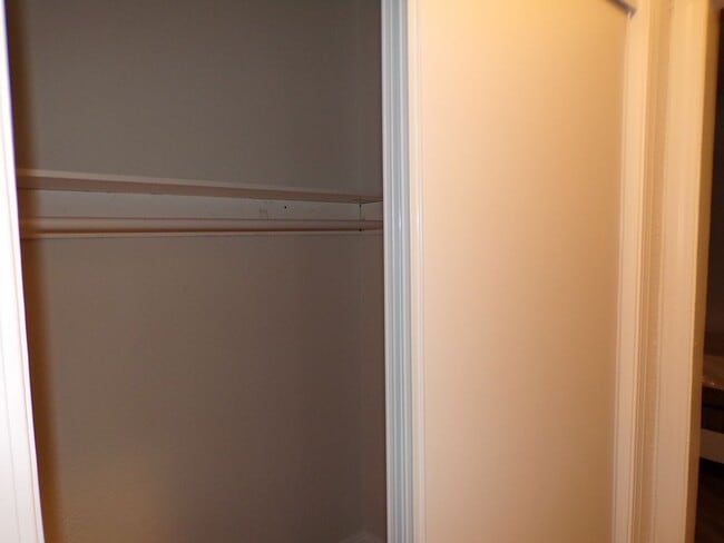 Building Photo - Rooms for rent in quiet residential neighb...