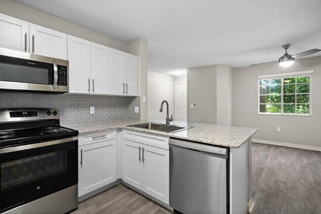 Foto del edificio - Club Lake Pointe Apartments