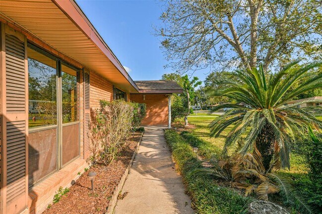 Building Photo - 8102 Dellanera Rd