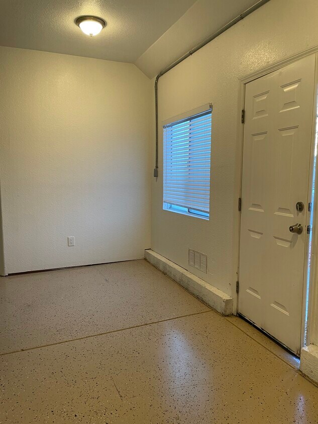 Living room/Sala - 819 Gloria Dr